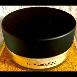 MAC Cosmetics Magically Cool Liquid Powder - Truth & Light